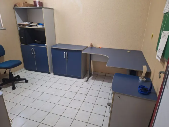 Móveis para Escritório Completo - Mesa, Armários e Cadeiras em Excelente Estado