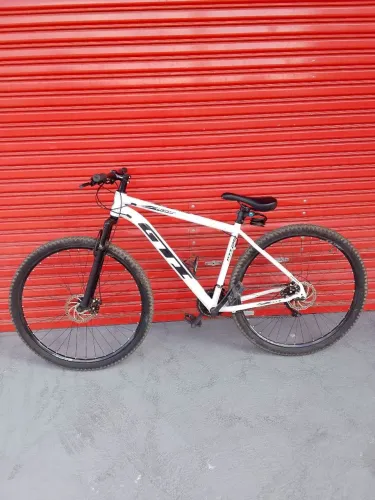 VENDO ESSA BIKE ARO 29 NOVA SO PEGA E ANDA COM DOCUMENTO VALOR 650 REAIS