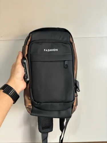 Mochila Antifurto Transversal USB com Trava - Impermeável e Moderna