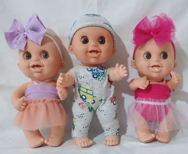 Trio de bonecos de borracha com olhos grandes 