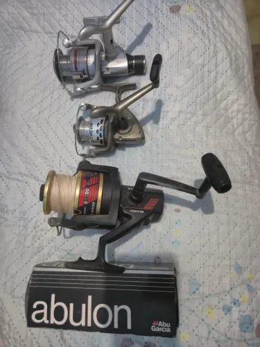 3 MOLINETES DE PESCA E 4 LINHAS IMPORTADA