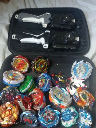 Vendo bag com 17 beyblades e dois lançadores