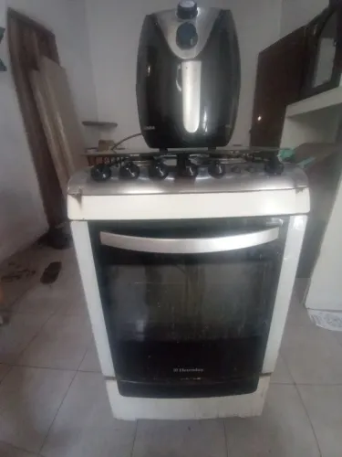 Fogão e air fryer com defeitos