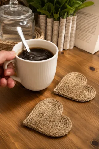 Porta copo de macrame em forma de coração