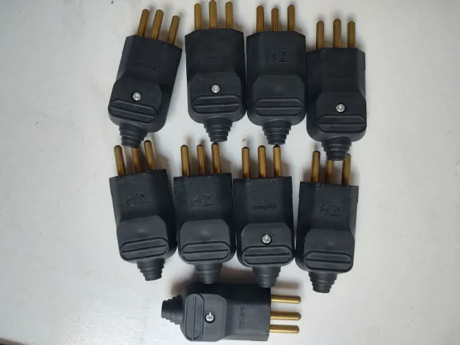 VENDENDO ESTES PLUGS TIPO MACHO DE 20A DA MARCA MARGIRUS TODOS NOVOS SÃO 9 UNIDADES