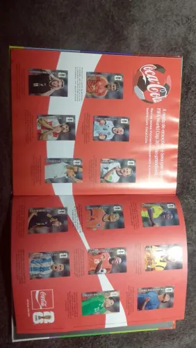 Álbum da copa dourado, com 390 figurinhas e 57 para colar
