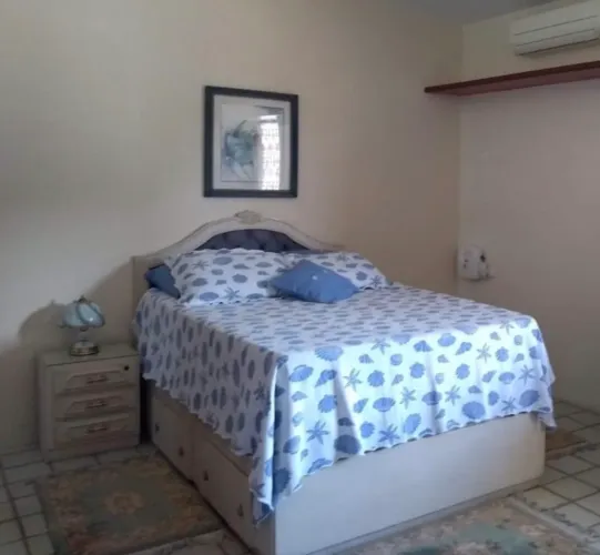Cama de casal com dois criados mudos