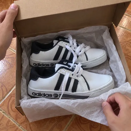 Tênis Menino Usado Branco e Preto Estilo Adidas - Confortável e Conservado!