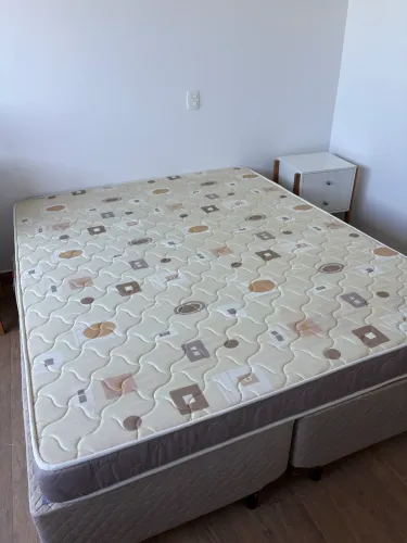 Cama Queen com 2 camas acessórias