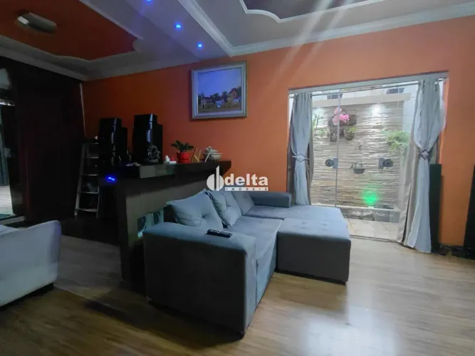 Casa com 3 quartos sendo 1 suíte disponível para venda no bairro Custódio Pereira em Uberl