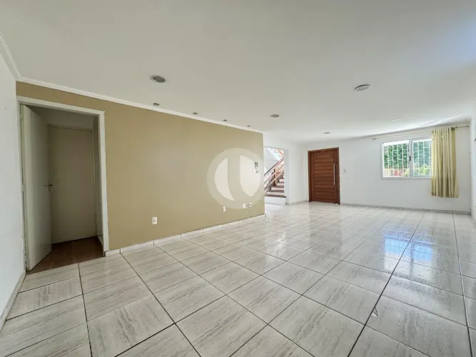 Casa disponível para venda e locação com 03 quartos, 280 m² e 02 vagas de garag