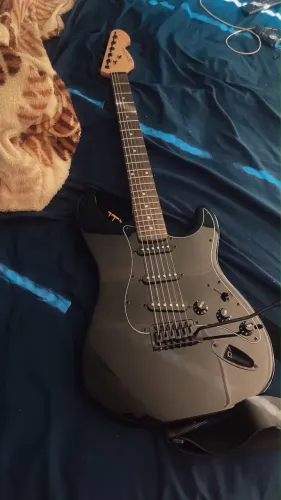 Guitarra Stratocaster Michael + Amplificador Meteoro + 2x Cabos P10
