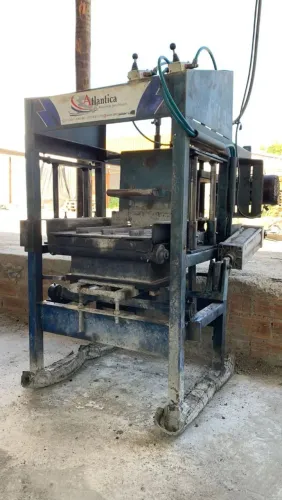 Vende-se uma máquina de fábricar blocos.