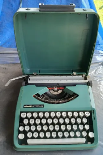 Maquina de Escrever Olivetti Lettera 82