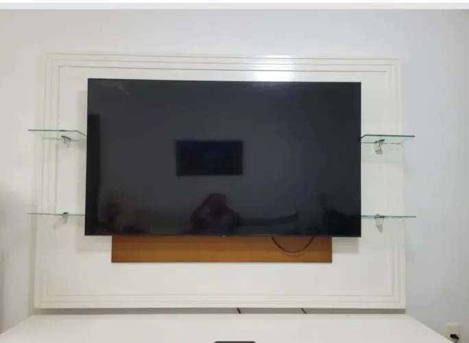 Tv semi nova sansung moderna, funcionando com a tela trincada
