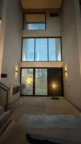 Casa Moderna na Granja Viana - 2 Suítes, 2 Vagas e Excelente Localização