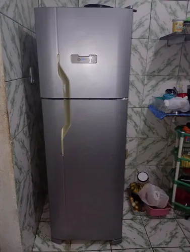 quero vender essa geladeira semi novo sem arranhão tá nova!