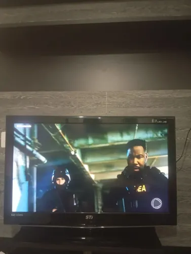 TELEVISÃO COM PEQUENO DEFEITO 