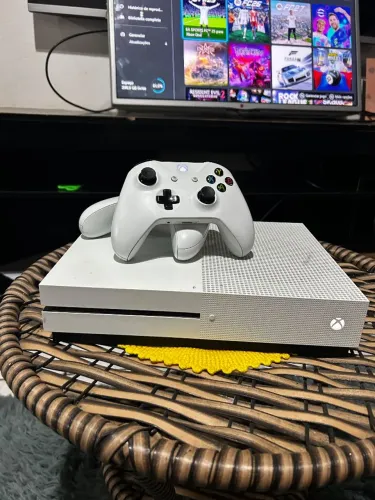 Vendo Xbox one com 2 controles em perfeito estado 