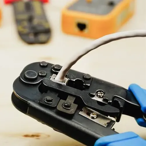 Faço crimpagem, dimensionamento e teste de cabo de rede