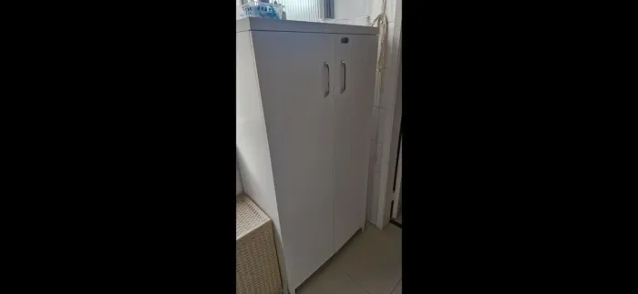 Armário Multiuso avaria nos pés somente 