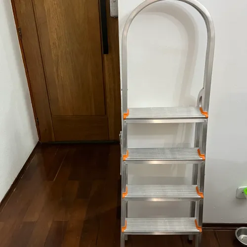 Escada alumínio 4 degraus