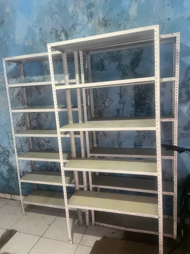 Vende-se 3 prateleiras, motivo da venda,  comprei outras.