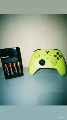 Controle Xbox Series X/S Electric Volt + Carregador c/ 4 Pilhas Duracell