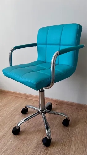 Cadeira Giratória Azul Tiffany com Rodinhas - Base Cromada (Ótimo Estado)