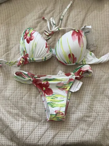 Biquini branco com estampa etiquetado