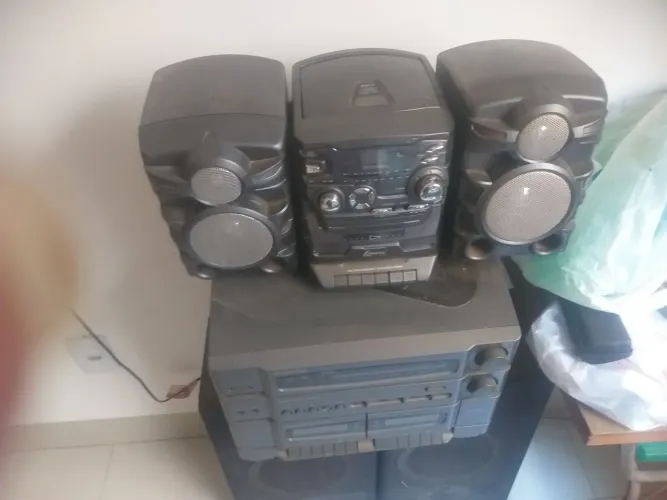 Dois aparelhos de som um 3em b1 com toca discos Tapes é cd mp3 o outro b3 em