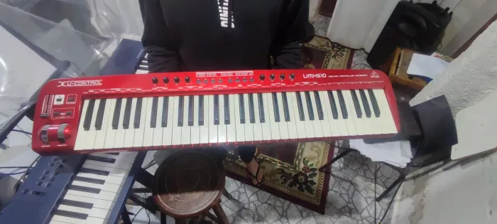 Controlador MIDI Behringer UMX610 - 61 Teclas - Excelente Estado