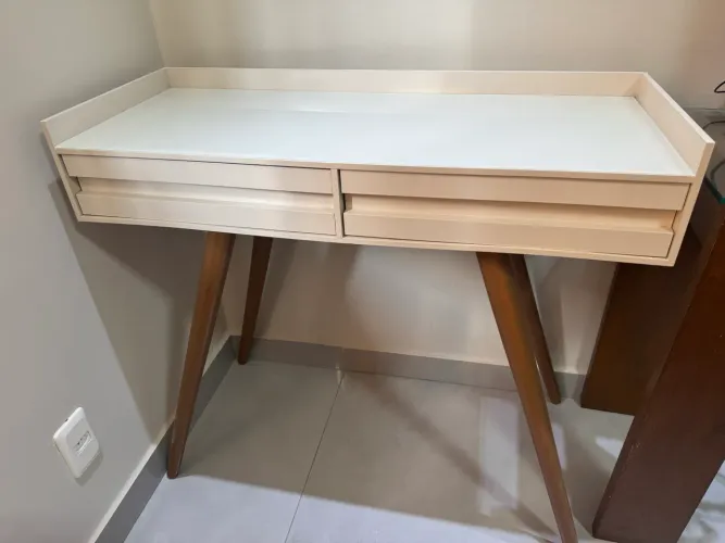 Aparador com tampo de vidro