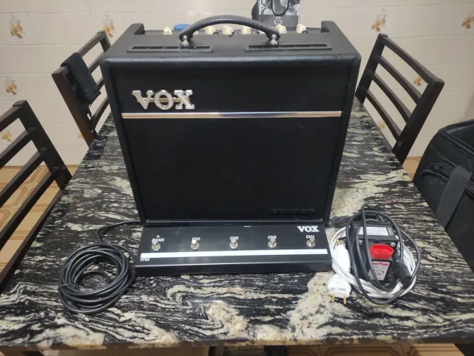 Amplificador Vox 60w, completo com foot swich, transformador e case.