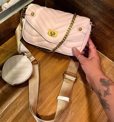 Bag estilosa blogueira com alça transversal que inclui uma mini bag e alça em corrente