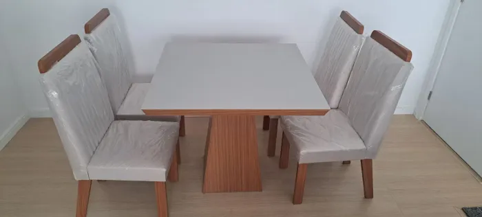 Mesa com 4 cadeira. Tudo novo no plástico.