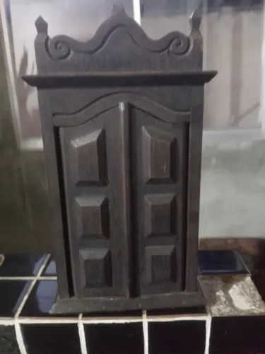 Oratório antigo de mesa, feito de madeira maciça
