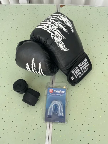 Kit Boxe Muay Thai The Fight Black Tiger Luvas + bandagem + bucal + bag 