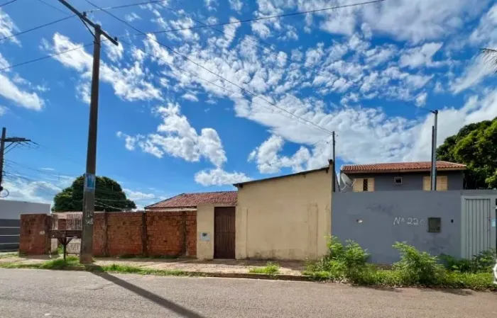 ?Amplo terreno com três imóveis independentes