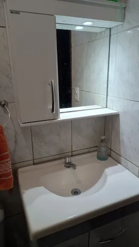 Vendo Armário de Banheiro usado.