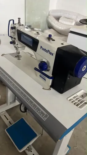 Máquina de costura reta industrial PontoFlex P-9700T-D4 com mesa