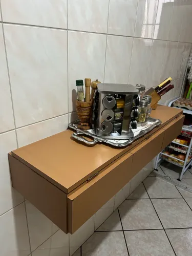 Mesa retrátil com gavetas para cozinha