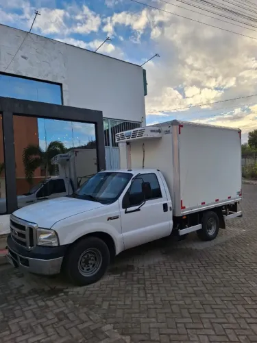 Ford F-350 ano 2017, equipada com baú frigorífico da marca Fibrasul até -18°C