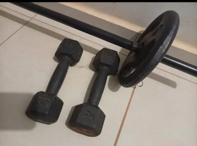 Vendo par de halteres musculação 4kg,par de anilhas 5kg com a barra e as precilhas