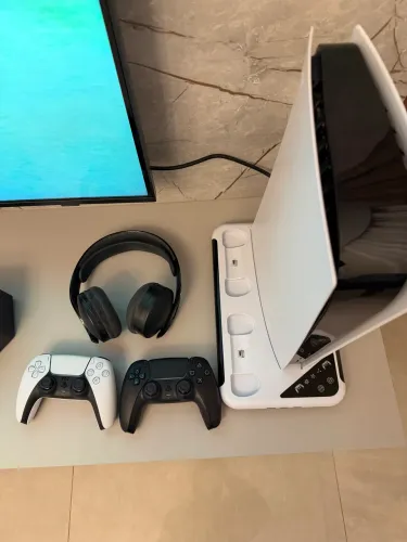 PLAYSTATION 5 MÍDIA FÍSICA + 2 CONTROLES + FONE SONY PULSE ELITE + BASE CARREGADORA  