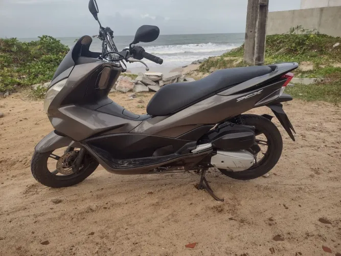 Vende se uma moto Honda PCX documentos 2026 tudo pago e como e 10 anos não paga mas ipva