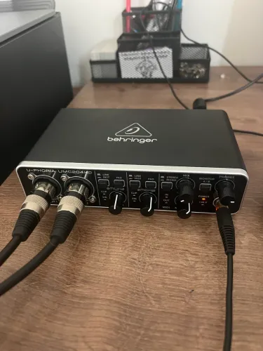 Interface de áudio U-phoria UMC204HD - Behringer