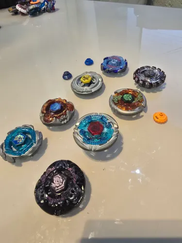 Beyblades faltando 1 peça