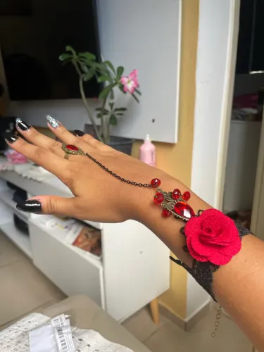 Pulseira de Mão / Pulseira Escrava - Flor Vermelha, Renda e Pedras Vermelhas ?