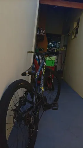 bicicleta em bom estado , e chamativa por onde passar todo mundo olhar e andar com estilo
